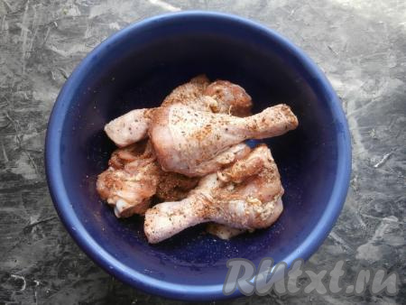 Морковку, чеснок и лук очистить. На куриных голенях сделать разрезы по кости, посыпать их солью, приправой, поперчить и перемешать.