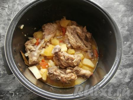 Влить воду, закрыть крышку мультиварки и выставить режим "Тушение" на 1 час. Через 50 минут с начала тушения куриных ножек с картошкой добавить лавровый лист, снова закрыть крышку и оставить блюдо готовиться до сигнала.