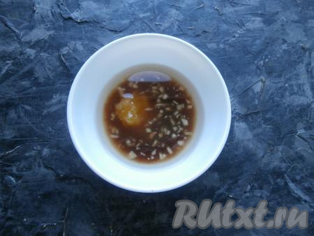 Сюда же добавить мёд, тщательно перемешать маринад.