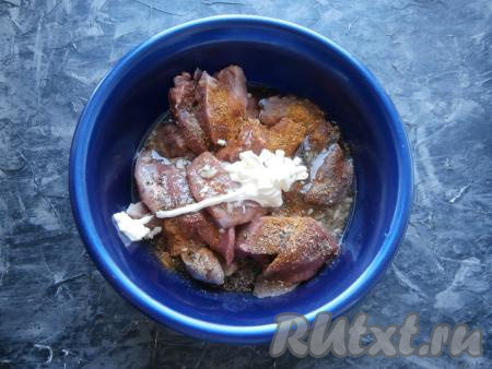 Утиные грудки посолить, посыпать приправой и молотым перцем, влить маринад, добавить майонез.