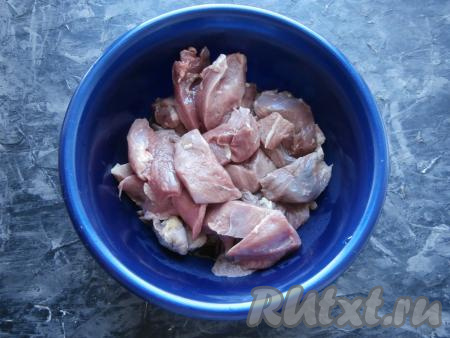 Нарезать грудки на кусочки размером, приблизительно, 4 сантиметра на 4 сантиметра.
