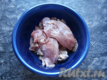 Утиные грудки промыть и обсушить. Если есть кожа, то её следует снять.