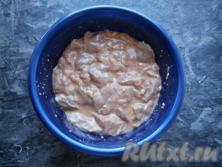 Очень тщательно, массируя руками мясо, перемешать и оставить в прохладном месте для маринования на 3-5 часов. Обязательно накрыть посуду с мясом крышкой.