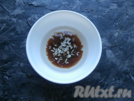 Приготовить маринад. Для этого растительное масло влить в отдельную миску, добавить к нему соевый соус, мелко нарезанный ножом чеснок, влить яблочный уксус (вместо яблочного уксуса можно использовать винный или столовый уксус, или свежевыжатый лимонный сок).