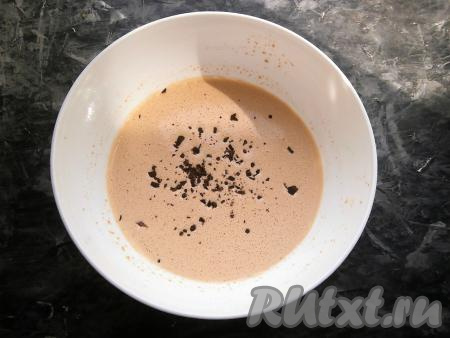 Шоколад нарезать ножом (или натереть на тёрке) и добавить в смесь, взбитую блендером.