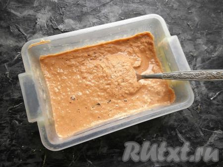 Контейнер накрыть крышкой и поместить в морозилку на 5-6 часов. Каждый час мороженое нужно доставать из морозилки и перемешивать ложкой, чтобы разбить образующиеся кристаллики льда.