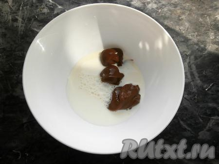 В молоко (или сливки) добавить варёную сгущёнку.