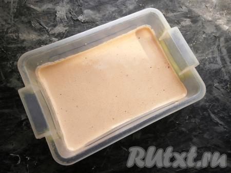 Перемешать и вылить смесь в контейнер.