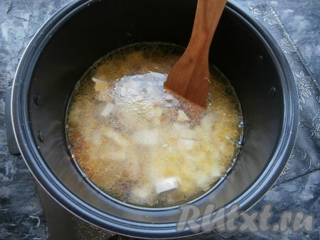 Влить 1 литр горячей водой, выставить режим "Суп" или "Варка" на 1 час, закрыть крышку мультиварки.