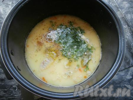 Через 45 минут готовки сырного супа с курицей, добавить в мультиварку соль, специи, зелёный лук, укроп, лавровый лист и чеснок, перемешать.