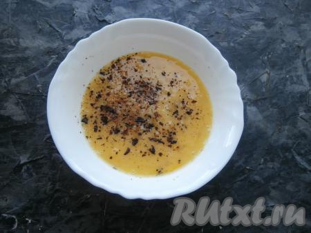 Хорошенько размешать яйца вилкой, добавить паприку, ещё раз перемешать.