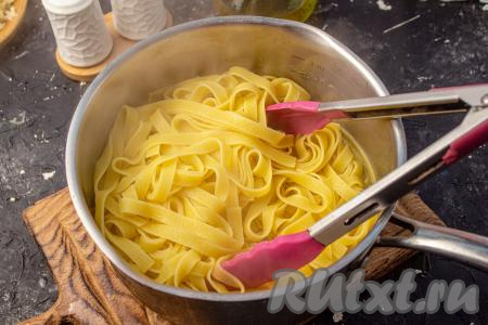 С готовой пасты слейте воду.&nbsp;