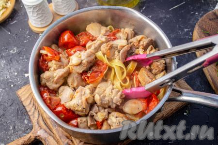 К горячей пасте добавьте курицу вместо с соусом из помидоров, в котором тушилось мясо.&nbsp;