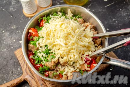 Затем добавьте натёртый сыр, перемешайте блюдо, при необходимости, подсолите.&nbsp;