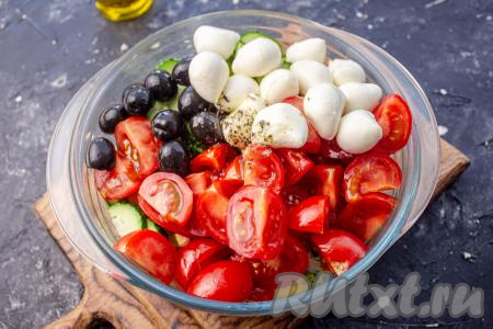 Слейте сыворотку с баночки с сыром. Я использовала мини моцареллу, если такой нет, то замените её обычной, нарезав или порвав её на небольшие кусочки. В салатник добавьте шарики сыра "Моцарелла" и маслины. Полейте оставшейся заправкой, посолите, аккуратно перемешайте греческий салат и подавайте сразу к столу.