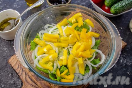 Болгарский перец, очищенный от семян, нарежьте на небольшие кусочки и тоже добавьте в салатник.