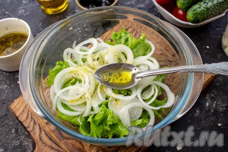 Полейте 1/3 частью заправки и аккуратно перемешайте.