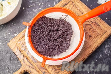 Затем откиньте мак на сито, чтобы стекла лишняя вода.