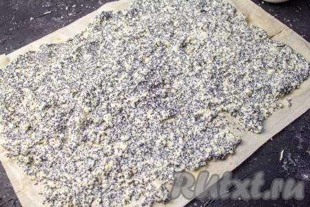 На заливку ровным слоем выложите творожно-маковую начинку, отступив от каждого края около 1 сантиметра.