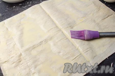 На стол выложите лист лаваша, смажьте его яично-молочной заливкой (немного оставьте для смазывания рулета).