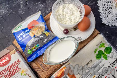 Подготовьте продукты для приготовления рулета из лаваша с творогом и маком в духовке.