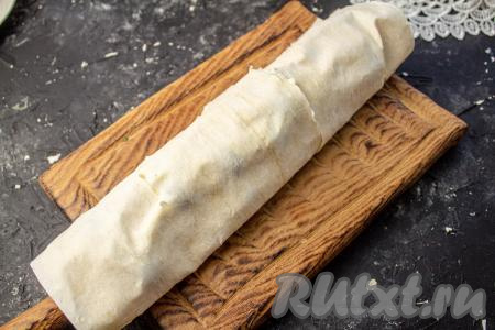 Сверните лаваш с начинкой из творога и ягод в рулет. Аналогично сформируйте рулет из второго листа лаваша.