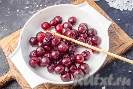 Свежую вишню очистите от веточек, выложите в сито, промойте её тщательно, дайте стечь всей лишней влаге. Удалите косточки удобным для вас способом. Мне нравится удалять с помощью палочки для суши. Если же вы готовите с замороженной вишней, очищенной от косточек, тогда её нужно полностью разморозить, выложить на сито, чтобы стёк лишний сок.