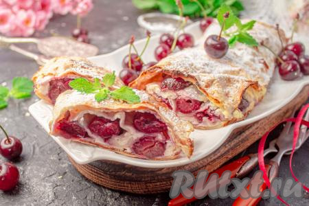 Готовые вкусные, сочные, ароматные рулеты из лаваша с начинкой из творога и вишни достаньте из духовки, дайте им остыть. Перед подачей можете посыпать их сахарной пудрой. Просто и вкусно, попробуйте!