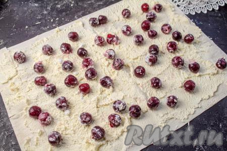 Поверх творожной массы равномерно разложите половину вишни, смешанной с сахаром (или сахарной пудрой).