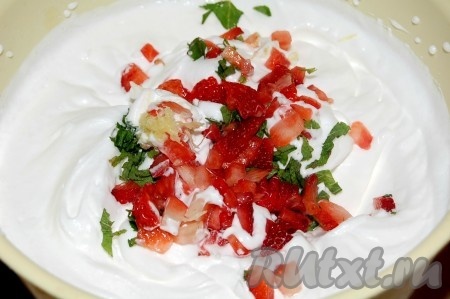 Добавить клубнику, мяту и имбирь во взбитые сливки.