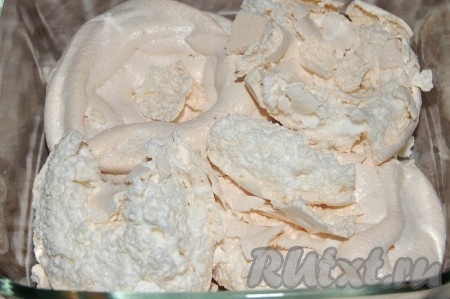 Взять форму и выложить первый слой безе.