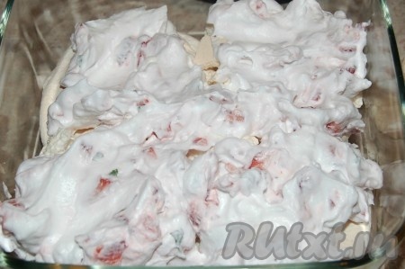 Безе покрыть слоем крема из взбитых сливок.