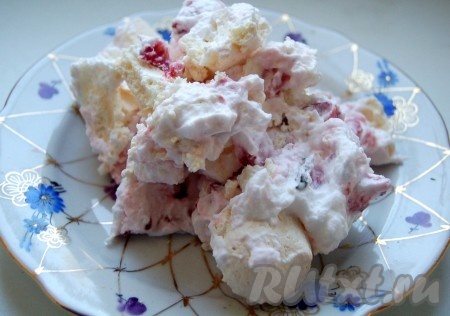 Наше воздушное, нежное лакомство готово. Верх торта можно украсить по-разному, например, шоколадом. Торт "Графские развалины" с безе, приготовленный по этому рецепту, имеет просто волшебный вкус. Обязательно попробуйте!
