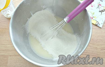 В получившуюся смесь просеиваем частями пшеничную муку, перемешивая венчиком.