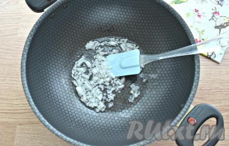 За это время приготовим начинку. Очищаем луковицу, нарезаем её мелко, выкладываем в сковороду, хорошо прогретую с растительным маслом, и обжариваем на среднем огне минуты 3-4 (до мягкости), периодически помешивая.