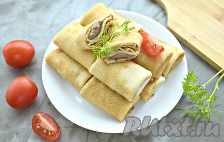 Перед подачей на стол блинчики с ливерной колбасой можно обжарить на сковороде на разогретом масле с двух сторон. Блины получаются и вкусными, и сытным, попробуйте!