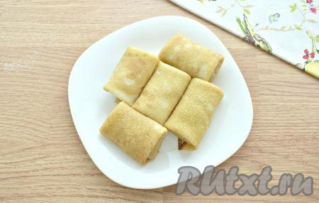 Получится аппетитный конвертик с начинкой. Постепенно фаршируем все блинчики, формируя конвертики.