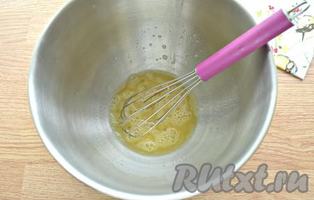 Перемешиваем содержимое миски венчиком. Должна получиться однородная яичная смесь.