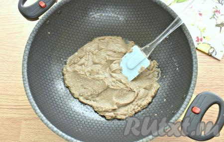 Обжариваем кусочки колбасы с луком 3-4 минуты, перемешивая. Начинка станет похожей по консистенции на паштет. Убираем с огня и даём немного остыть.