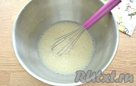 В эту смесь вливаем тонкой струйкой 1 стакан кипящей воды, непрерывно и быстро перемешивая венчиком. Следом за кипятком вливаем холодное молоко, перемешивая венчиком.