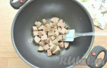 На сковороду с обжаренным луком выкладываем ливерную колбасу, нарезанную на кусочки, перемешиваем. Если нужно, то солим и перчим колбасу с луком (вначале обязательно попробуйте колбаску, возможно, специй вообще не потребуется).