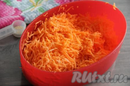 Очищенную морковь для приготовления этого кваса нужно натереть на мелкой тёрке. 