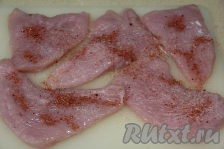 Отбитые кусочки мяса посолить по вкусу и посыпать специями (я добавила специи для птицы). Втереть соль и специи в филе индейки.