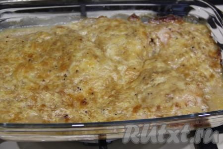 Накрыть форму с филе индейки фольгой и поставить в разогретую духовку. Запекать при температуре 180 градусов 15 минут, затем снять фольгу и запекать ещё 10 минут, чтобы сыр подрумянился.