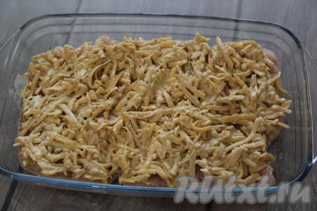 Выложить сырную массу ровным слоем поверх отбивных из индейки.