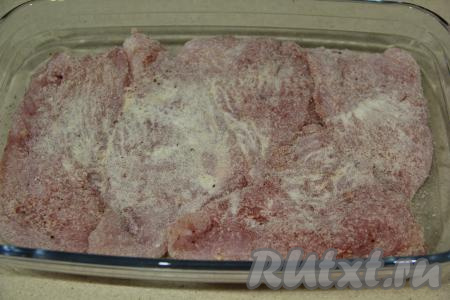 Выложить филе в жаропрочную форму в один слой.