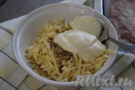 Сыр натереть на тёрке, выложить в миску, добавить майонез, соевый соус и горчицу.