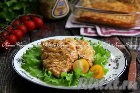 Вкусные и нежные отбивные из индейки под аппетитной корочкой из сыра вынуть из духовки и подать к столу в горячем виде.