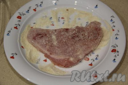 Обвалять кусочки филе индейки в панировочных сухарях со всех сторон.