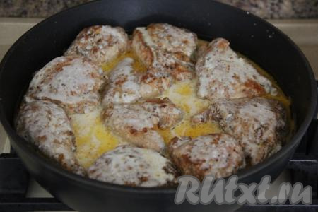 Соединить сметану и 100 миллилитров воды комнатной температуры, подсолить, перемешать и вылить получившийся сметанный соус в сковороду с обжаренной курицей, накрыть крышкой. После закипания соуса убавить огонь до минимума.